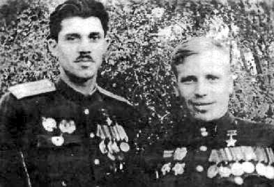 П.В. Коваленко (праворуч) з двічі Героєм Радянського Союзу О.Г. Молодчим